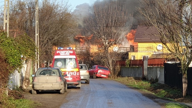 ACUM – Incendiu violent la Boteni, în Conţeşti. Acoperişul unei case, distrus de flăcări. Video
