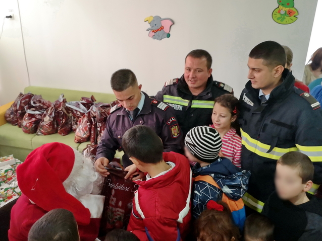 91 de copii cu probleme de sănătate au primit cadouri din partea pompierilor târgovişteni