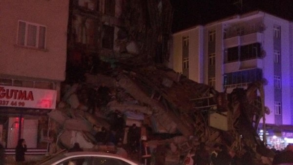 Cutremur de 6,8 în Turcia. Cel puțin 14 oameni au murit și numeroase clădiri sunt distruse