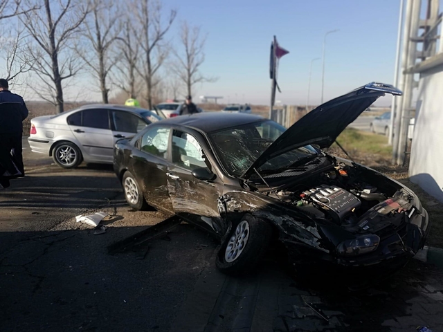 O şoferiţă, de 20 de ani, a făcut accident la intrarea în benzinăria din Corbii Mari
