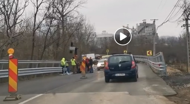 ÎN SFÂRŞIT! A fost reluat traficul pe două benzi la Moţăieni, pe DN 71. VIDEO