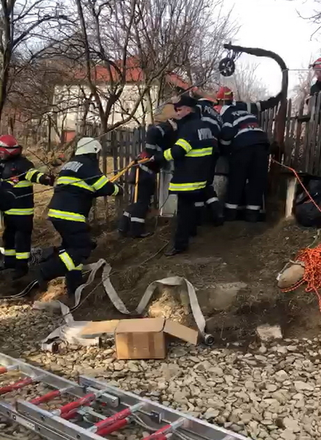 Noi imagini de la intervenţia pompierilor, de la Vârfuri, pentru salvarea unei femei căzute în fântână