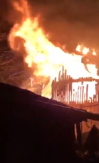 Video! Noapte de foc în Prahova. Pompierii din Moreni au fost chemaţi în ajutor