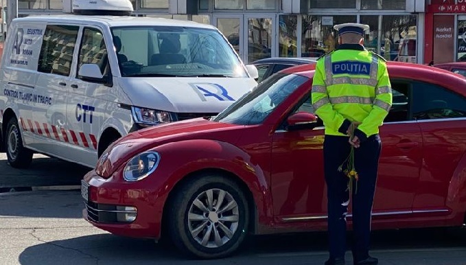 Şoferiţele din Târgovişte, “amendate” de poliţişti cu flori şi mărţişoare