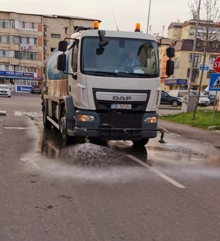 “Trotuarele din Târgoviște au fost din nou spălate şi dezinfectate cu substanţe biocide”