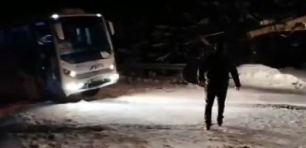 Video. Un autocar cu 18 turişti a derapat pe DJ 714, Moroeni – Peştera
