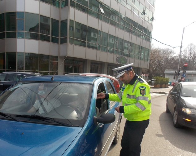 Flori, gânduri bune și sfaturi utile, oferite de polițiștii de la rutieră participantelor la trafic