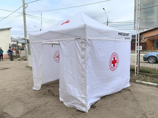 Crucea Roşie Dâmboviţa a montat trei corturi pentru triaj epidemiologic în curţile Spitalelor Moreni şi Pucioasa