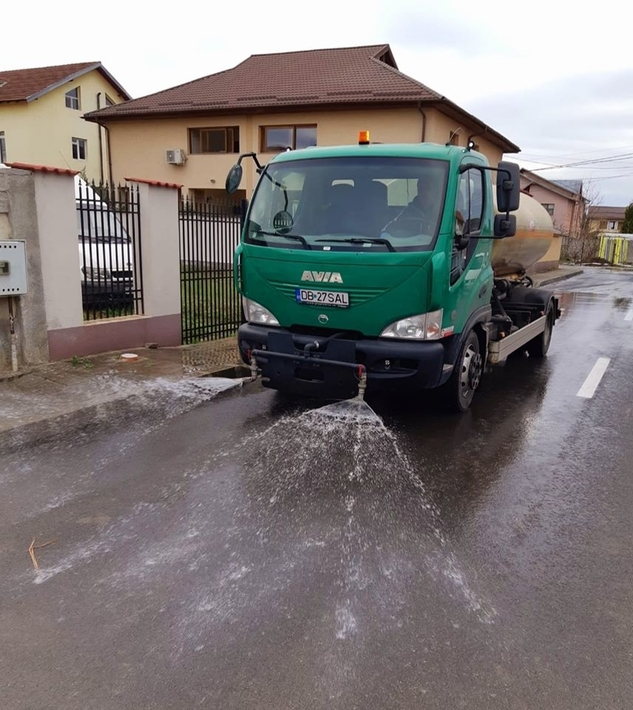 Străzile și trotuarele din Târgoviște, spălate şi dezinfectate