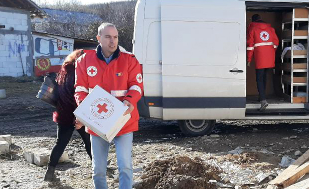 Crucea Roșie Dâmboviţa are pregătite 100 de pachete de alimente pentru cei aflaţi în carantină