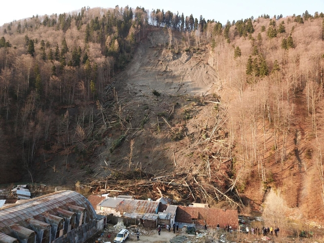 Imagini apocaliptice. Zeci de familii din Azuga, evacuate după o alunecare de teren