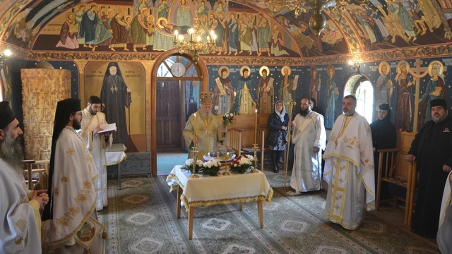 Izvorul Tămăduirii, la Mânăstirea Peştera Ialomiţei