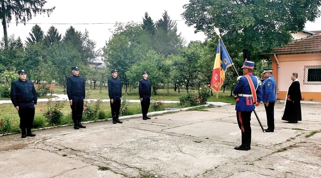 Patru elevi aflați în stagiul de practică la Jandarmeria Dâmbovița au depus jurământul militar