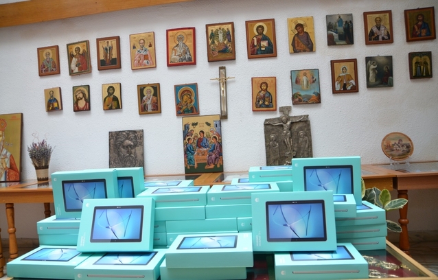 Arhiepiscopia Târgoviștei a dăruit 145 de tablete performante unor elevi din județul Dâmbovița