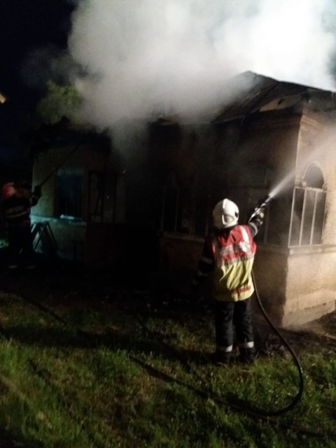 O casă a fost cuprinsă de flăcări, seara trecută, la Hăbeni, în Bucșani