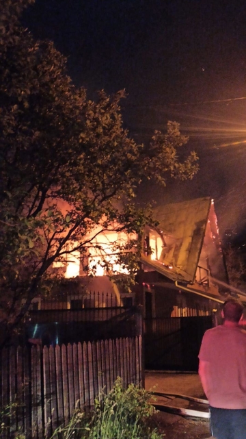 Foto-video! Incendiu violent la Comarnic! O vilă și un service auto, cuprinse de flăcări