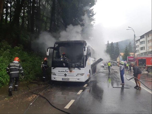 Ultima oră! Un autocar a luat foc pe DN 1, la Azuga. 47 de călători s-au autoevacuat