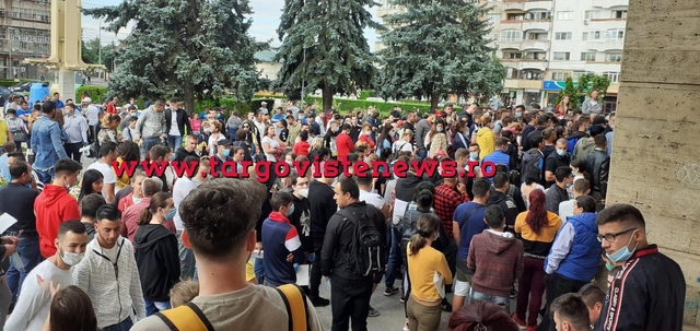 Imagini incredibile la Târgoviște. Sute de candidați s-au înghesuit să susțină examenul teoretic pentru obținerea permisului auto