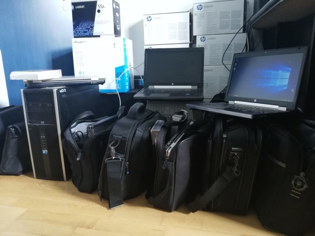 CJ Dâmbovița a donat 11 laptop-uri și un computer centrelor sociale din județ