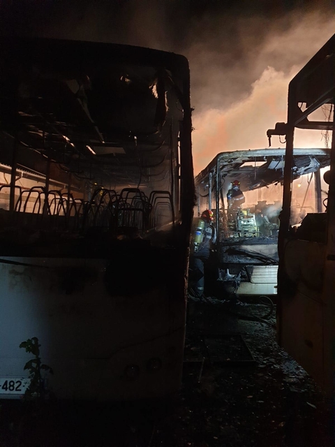 Trei autobuze au fost incendiate în Târgoviște! Focul a fost pus intenționat, spun anchetatorii