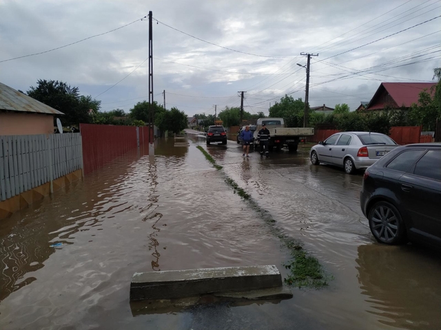 Inundaţiile au lăsat în urmă numai necazuri, în Dâmboviţa