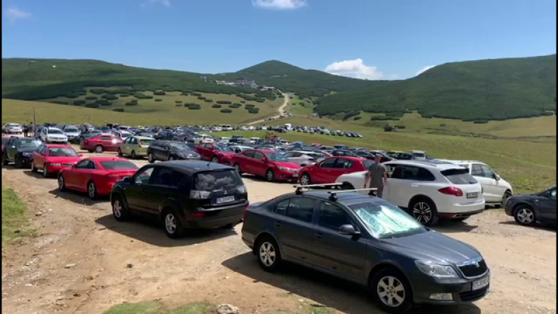 Turiștii au dat năvală în Bucegi. Marginile drumurilor s-au transformat în uriașe parcări