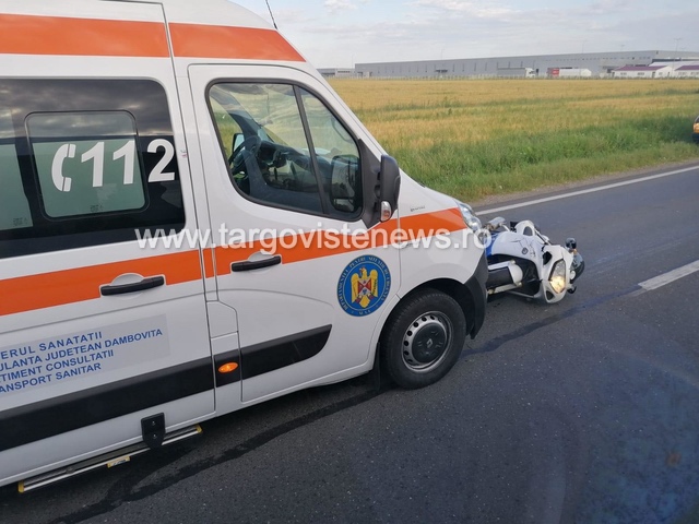 Accident la Ulmi. Un motociclist s-a izbit de o camionetă, apoi a intrat într-o ambulanță, pe contrasens