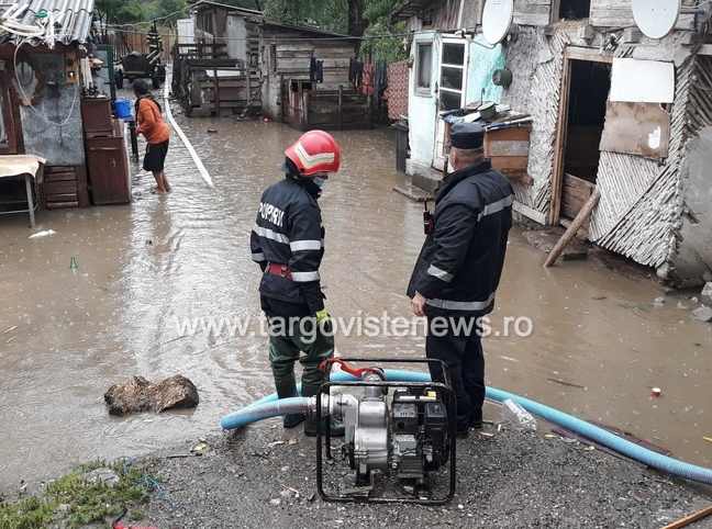 Mai multe gospodării din Glod au fost inundate în urma ploilor torențiale