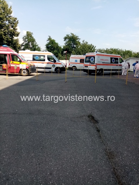 Ambulanțele stau la coadă în fața spitalului din Găești