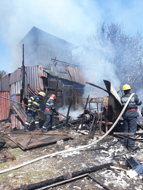 Un incendiu puternic a mistuit moara din Ionești. Pompierii s-au luptat două ore cu focul