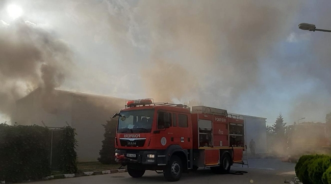 ACUM – Incendiu la un depozit de mase plastice, în Nucet