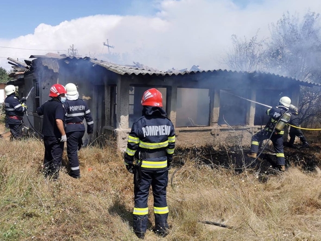 Casă distrusă de flăcări, la Mircea Vodă. De la ce a pornit incendiul
