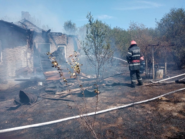 Dâmboviţa, într-o singură zi – 18 incendii de vegetaţie au lăsat în urmă prăpăd. O casă a ars în totalitate