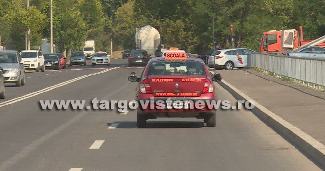 Din cauza aglomeraţiei, poliţiştii au interzis circulaţia maşinilor şcolilor de şoferi, pe mai multe bulevarde din Târgovişte