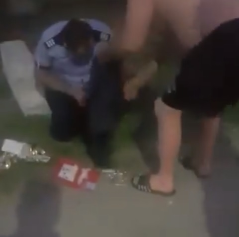 VIDEO – Imagini şocante suprinse imediat după ce poliţiştii au fost tăiaţi cu coasa, la Văcăreşti
