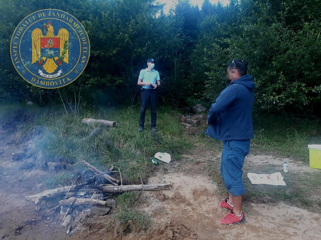 Amendați de jandarmi după ce au făcut focul în ariile protejate din Bucegi