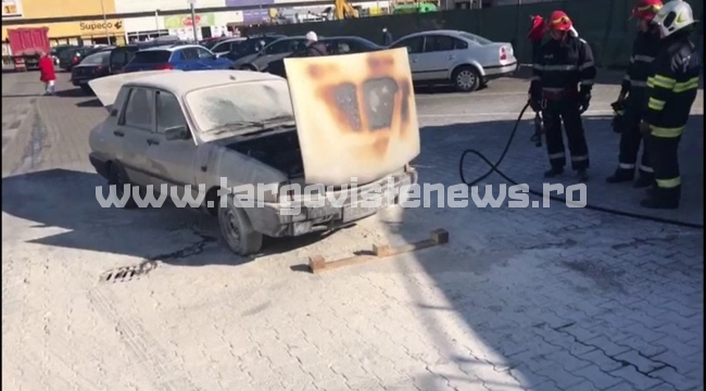 Mașină în flăcări, în parcarea unui supermarket din Târgoviște