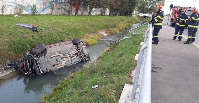 Târgovişte – Un şofer de 28 de ani s-a răsturnat cu maşina în apă după ce a încercat să facă drifturi pe şosea