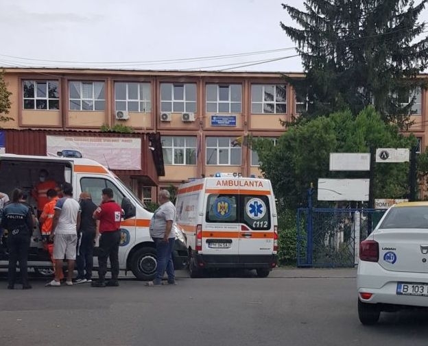Doi elevi au fost împuşcaţi cu un pistol cu bile, în faţa unui liceu din Ploieşti