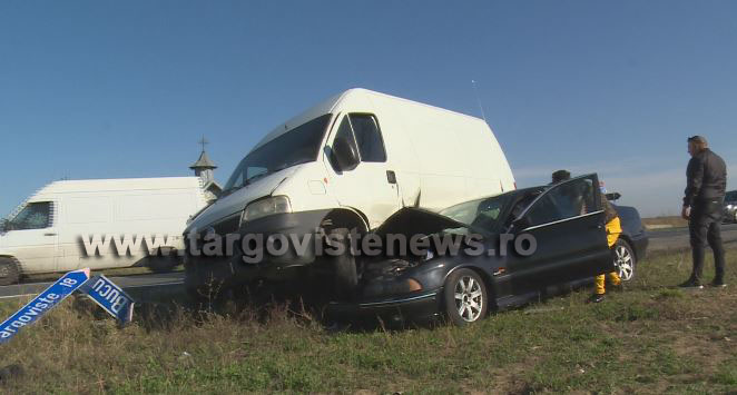 Accident spectaculos între București și Târgoviște. O dubă a ajuns peste o mașină în urma impactului
