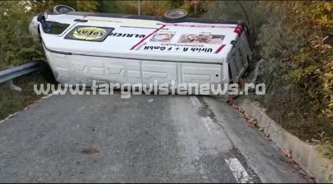 Un microbuz cu tone de cartofi s-a răsturnat între Bărbuleţu şi Râu Alb