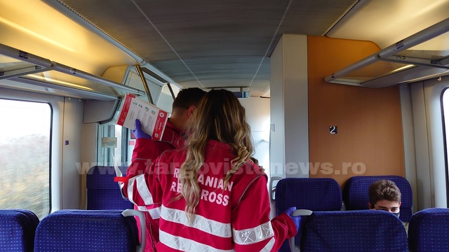 Voluntarii Crucii Roșii Dâmbovița au mers cu trenul şi le-au explicat călătorilor despre virusul COVID-19