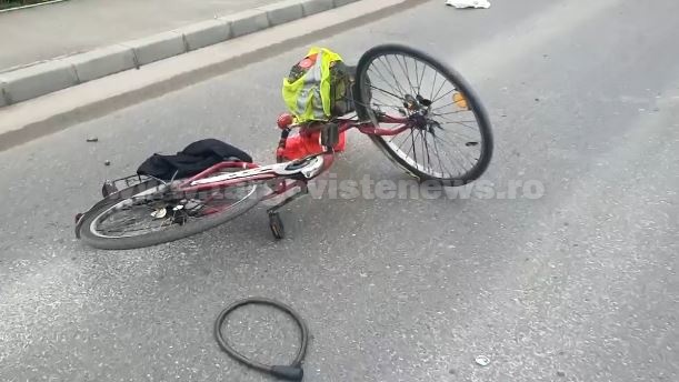 Un biciclist a intrat într-o maşină, la Târgovişte