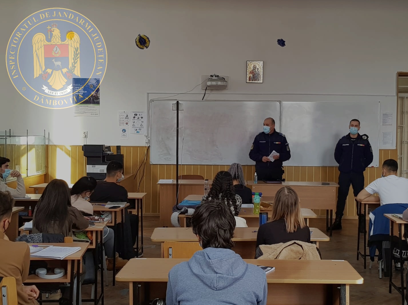 Jandarmii le-au vorbit elevilor de la Liceul ,,Voievodul Mircea” despre respect şi violenţă