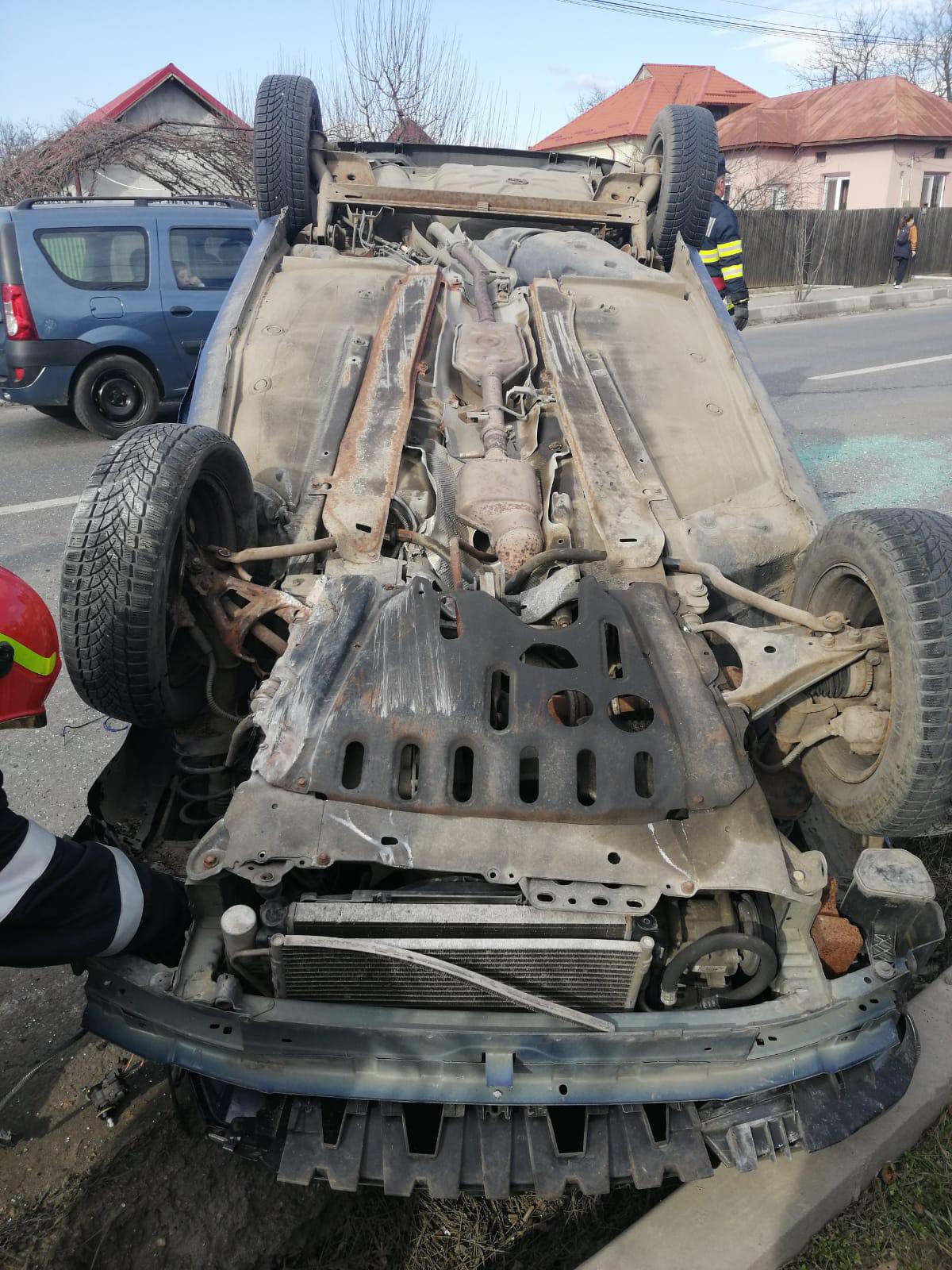 O femeie de 60 de ani s-a răsturnat cu mașina în Găești, după ce ar fi adormit la volan. Ce le-a spus polițiștilor