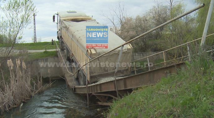 Un camion încărcat cu pietriş a rupt în două un pod  şi a rămas suspendat, între Răcari şi Stăneşti