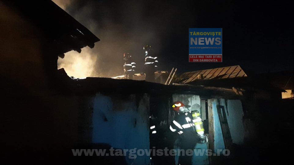 Incendiu de proporţii în Târgovişte. O casă a ars din temelii