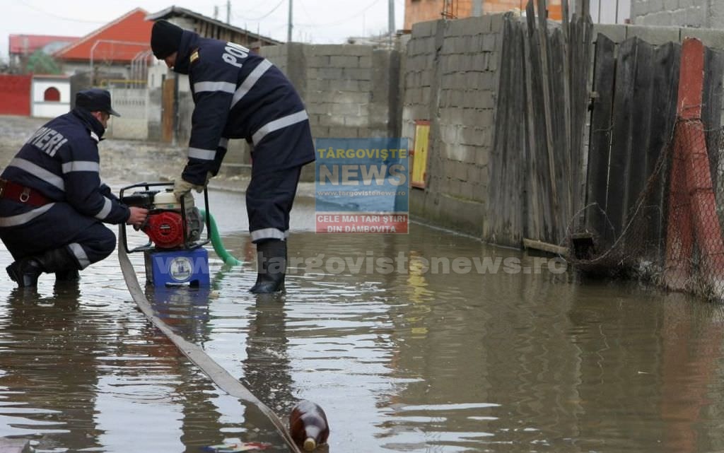 Ploile au adus necazuri, în Dâmboviţa. O locuinţă şi două gospodării au fost inundate