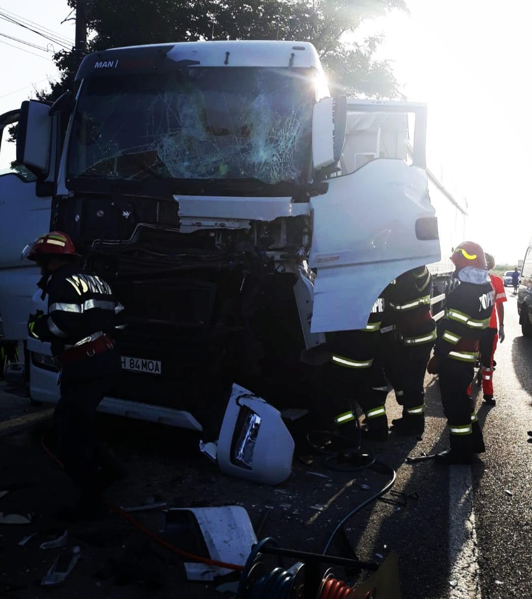 ACUM – Accident între două camioane, la ieşirea din Dărmăneşti, pe DN 72. Un şofer a fost încarcerat