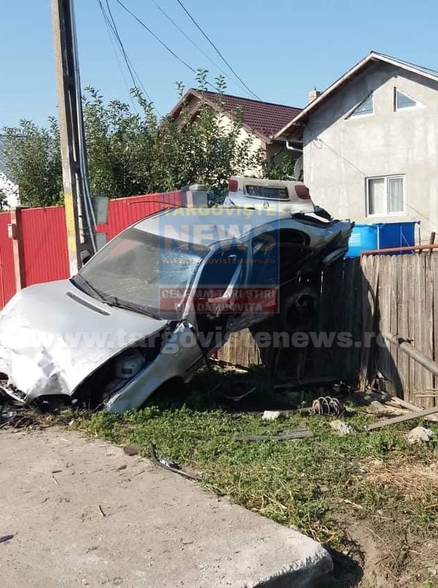 Accidente spectaculoase la Ocniţa și Bucsani. Un şofer beat şi-a făcut praf bolidul după ce a intrat în două garduri şi a fisurat o ţeavă de gaze
